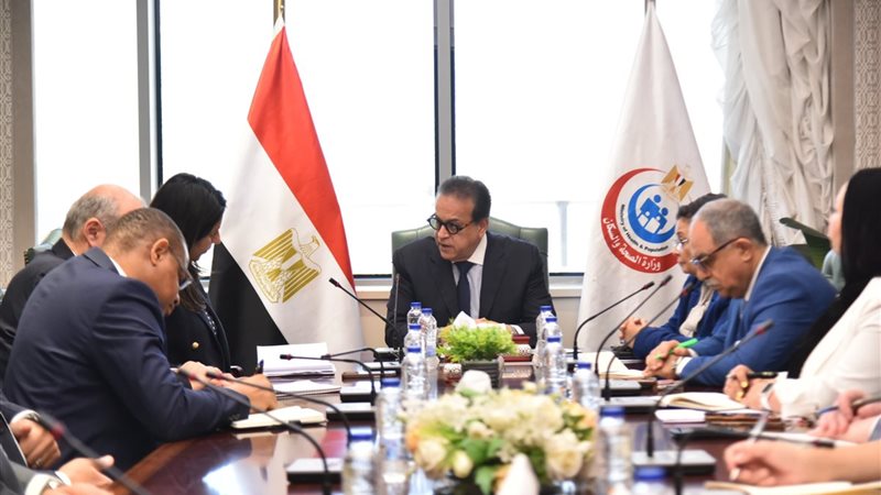 وزير الصحة في اجتماعه