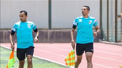 أوسكار رويز يراجع بعض الحالات التحكيمية مع حكام الدوري المصري (صور)