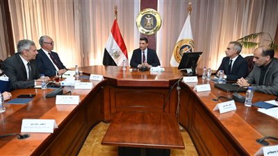 وزير الصناعة: حريصون على تشجيع شركات الأدوية للتوسع في تعميق إنتاج المواد الفعالة 
