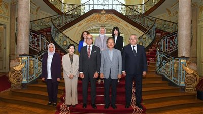 رئيس جامعة عين شمس يستقبل وفد 