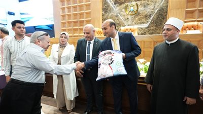 استعدادا لزيارة بيت الله، محافظ أسيوط يسلم تأشيرات السفر وملابس الإحرام لحجاج الجمعيات الأهلية
