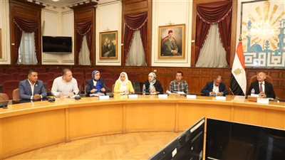 محافظ القاهرة يناقش تطوير سوق التونسى الحضارى