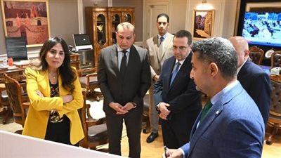 وزيرة الإسكان تلتقي مسئولي 