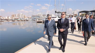 رئيس هيئة قناة السويس يبحث سبل التعاون مع السفير الفرنسي