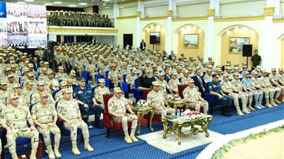  القائد العام للقوات المسلحة يلتقى عددًا من مقاتلى المنطقة الجنوبية العسكرية