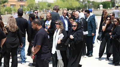 نادية مصطفى عقب جنازة هاني شاكر: فقدنا قيمة فنية كبيرة بمصر والوطن العربي (فيديو)