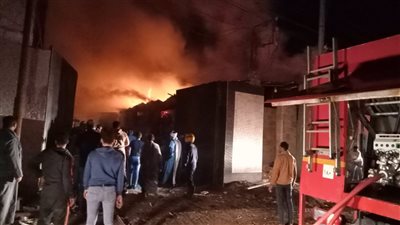 6 سيارات إطفاء تشارك في إخماد حريق اندلع داخل 3 مصانع في القناطر