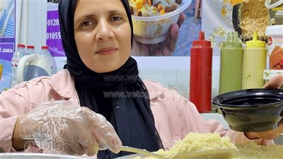 بعد الصبر جبر، محافظ بورسعيد يقنن أوضاع أم رنيم بعد 29 سنة من بيع الكسكسي بالشوارع (فيديو)