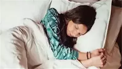 من ألم الكتف إلى ضيق التنفس، تعرف على أضرار النوم على الجنب الأيسر