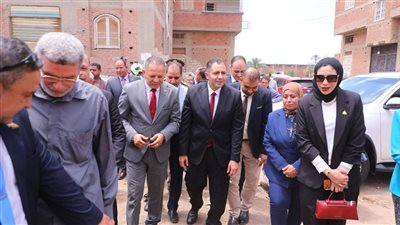 محافظ دمياط يتفقد أعمال القافلة الطبية بقرية البصارطة