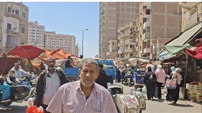 شلل مروري وفوضى يومية، أهالي طوخ بالقليوبية يطالبون بحل مشكلة الأسواق العشوائية (فيديو) 
