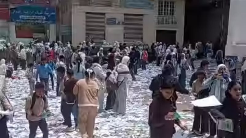 تقطيع الكتب بفناء