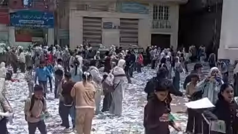 تمزيق كتب بفناء مدرسة