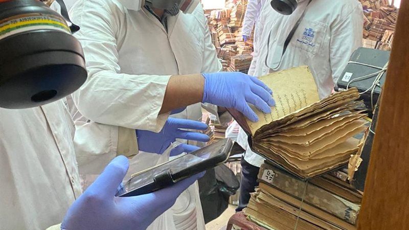 مرحلة تعقيم كتب مكتبة