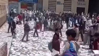 أول تعليق من التعليم على فيديو لطلاب يمزقون أوراقا أمام مدرسة بالدقهلية