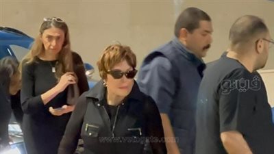 توافد نجوم الفن والإعلام على مسجد 