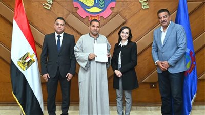 محافظ البحيرة تسلّم 14 مواطنا عقود تقنين أوضاع اليد على أراضي أملاك الدولة