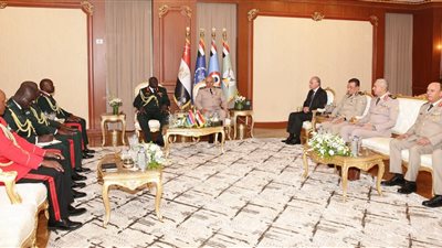 رئيس الأركان يلتقي نظيره الجامبي لبحث التعاون المشترك 