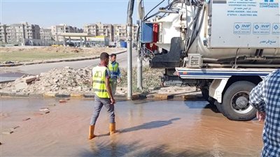 كسر مفاجئ بخط مياه رئيسي في حدائق أكتوبر