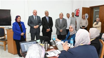 رئيس جامعة القناة يتفقد ختام دورة “تصميم البرامج التعليمية” لتعزيز جاهزية الكليات 