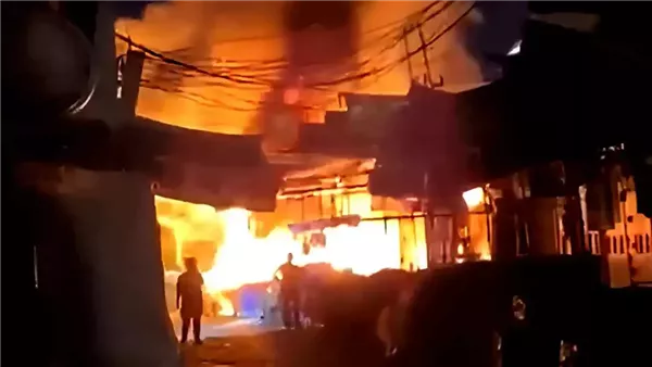 حريق ضخم يلتهم محال تجارية في سوق كركوك الكبير بالعراق