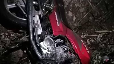 بعد 4 أيام من الحادث، استخراج الموتوسيكل الخاص بضحايا غرق كوبري نجع حمادي