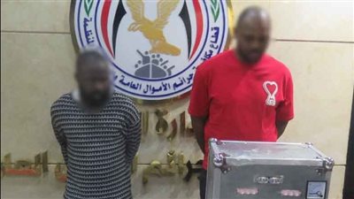 ضبط أجنبيين أوهما المواطنين بقدرتهما على تحويل الورق الأخضر إلى عملات أجنبية