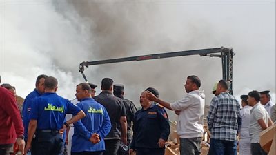 19 سيارة إطفاء تشارك في إخماد حريق مخازن قطع غيار الدراجات النارية بقليوب