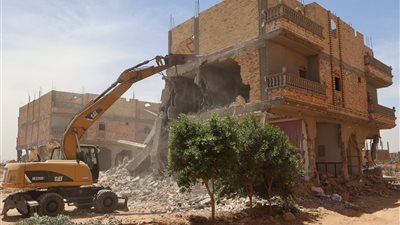 محافظ سوهاج يقود حملة مكبرة لإزالة التعديات على الأراضي الزراعية وأملاك الدولة بالمنشاة