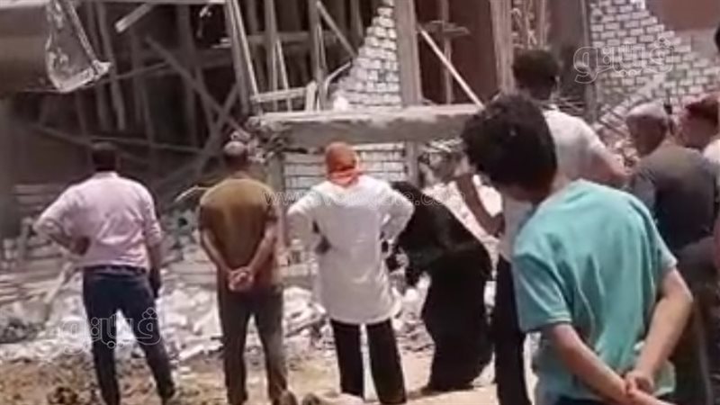 انحناء سيدة أمام