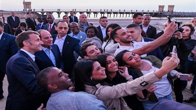  السيسي وماكرون يتجولان بالممشى السياحي بكورنيش الإسكندرية وقلعة قايتباي (فيديو وصور)