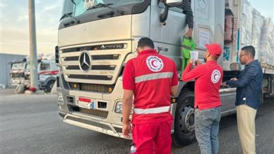الهلال الأحمر المصري يدفع بقافلة إنسانية جديدة إلى غزة محملة بالغذاء والدواء والوقود