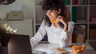 أضرار السهر على صحة المرأة والجسم وطرق تقليله تدريجيًا