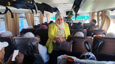 وكيلة التضامن توزع هدايا، انطلاق الفوج الثالث لحجاج الجمعيات الأهلية بالدقهلية (صور)