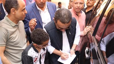 أحسن مهندس، محافظ المنوفية يوقع “أوتوجراف” لطالب بكراسته خلال تفقده عيادة الشهداء 