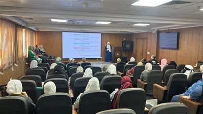 «تيودور بلهارس» يواجه خرافات التغذية بالعلم، محاضرة توعوية ترسخ مفاهيم صحية قائمة على الأدلة