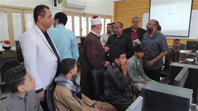 طلاب الصف الأول الثانوي يؤدون اختبارات 