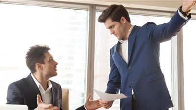 بين الرقابة والخصوصية، هل يحق للمنشأة تفتيش هاتف الموظف؟ 