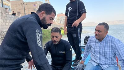 فريق من الضفادع البشرية يبحث عن مفقودي حادث كوبري نجع حمادي بقنا (صور)