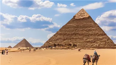 الأمن يكشف حقيقة فيديو تسلق شخص قمة الهرم لتركيب أجهزة استقبال