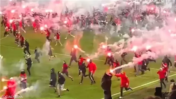 اقتحام مرعب لملعب مباراة سلافيا وسبارتا قبل حسم لقب الدوري التشيكي