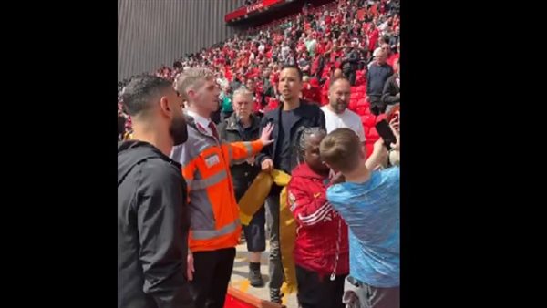تجاهل محمد صلاح لمشجع مصري يثير جدلاً واسعاً على مواقع التواصل