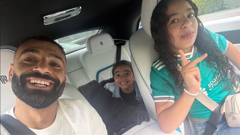 محمد صلاح مع ابنتيه