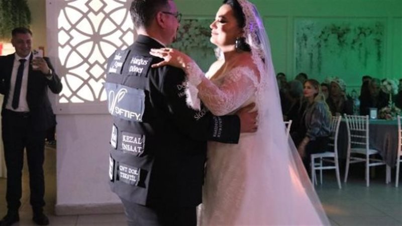 عريس يستخدم بدلة
