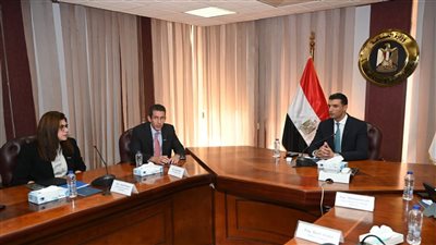وزير الصناعة: ندعم جهود الشركات لتقليل الانبعاثات الضارة بالبيئة والاعتماد على الوقود البديل 
