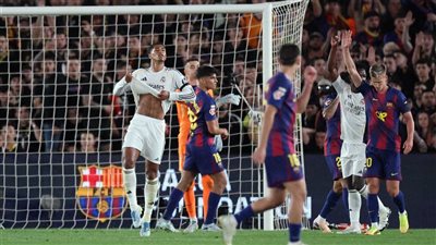 برشلونة يتوج بطلا للدوري الإسباني بعد الفوز على ريال مدريد 2-0