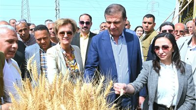 محافظ البحيرة تستقبل وزير الزراعة وسفيرة الاتحاد الأوروبي لحضور احتفالية حصاد القمح (صور)