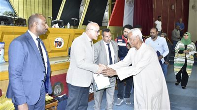 محافظ الأقصر يشهد تسليم جوازات سفر حجاج الجمعيات الأهلية (صور)