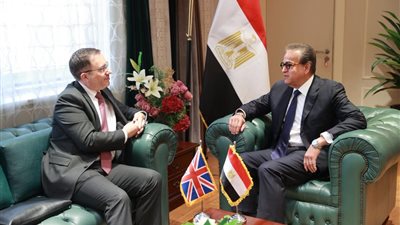 وزير الصحة يستقبل سفير بريطانيا لبحث نقل الخبرات الطبية وتطوير الكوادر