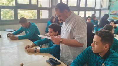 وكيل تعليم سوهاج يتابع امتحانات المواد غير المضافة على المجموع لصفوف النقل 
